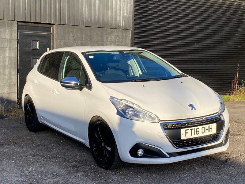 PEUGEOT 208