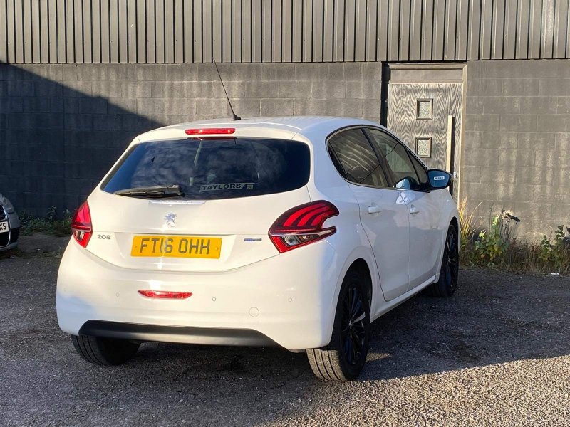 PEUGEOT 208