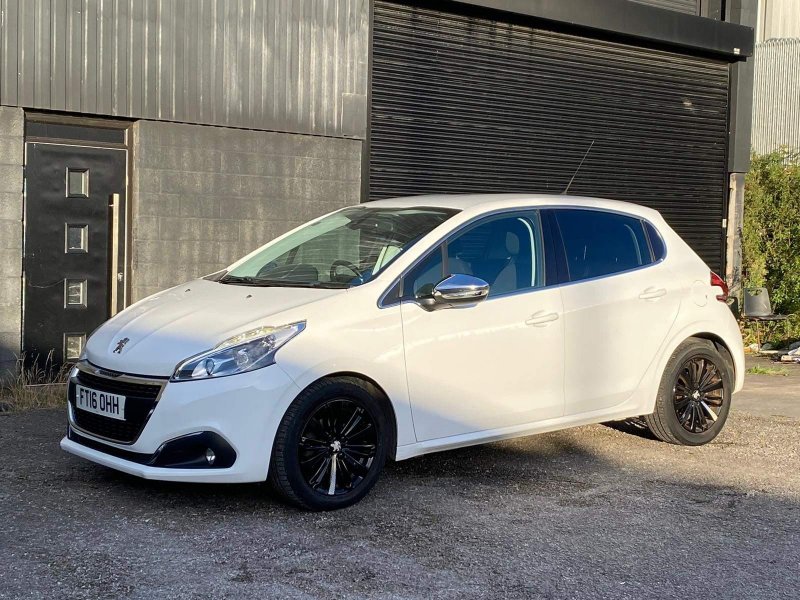 PEUGEOT 208
