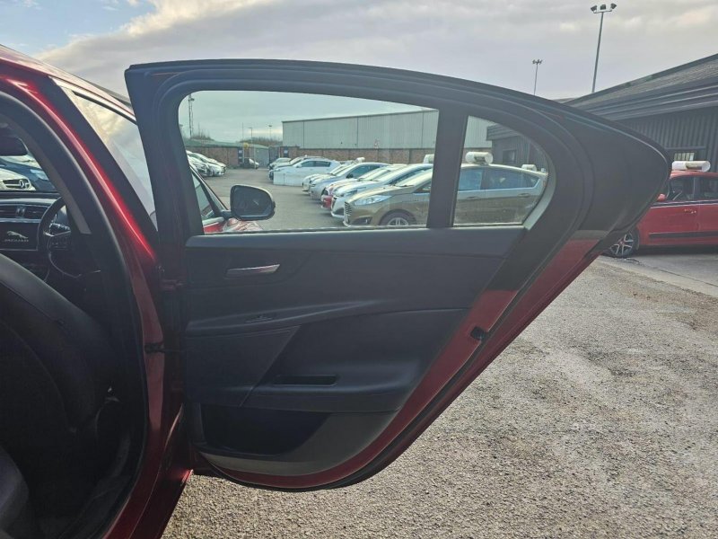 JAGUAR XE