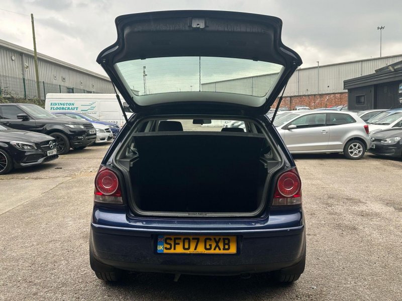 VOLKSWAGEN POLO