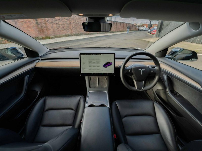TESLA MODEL 3